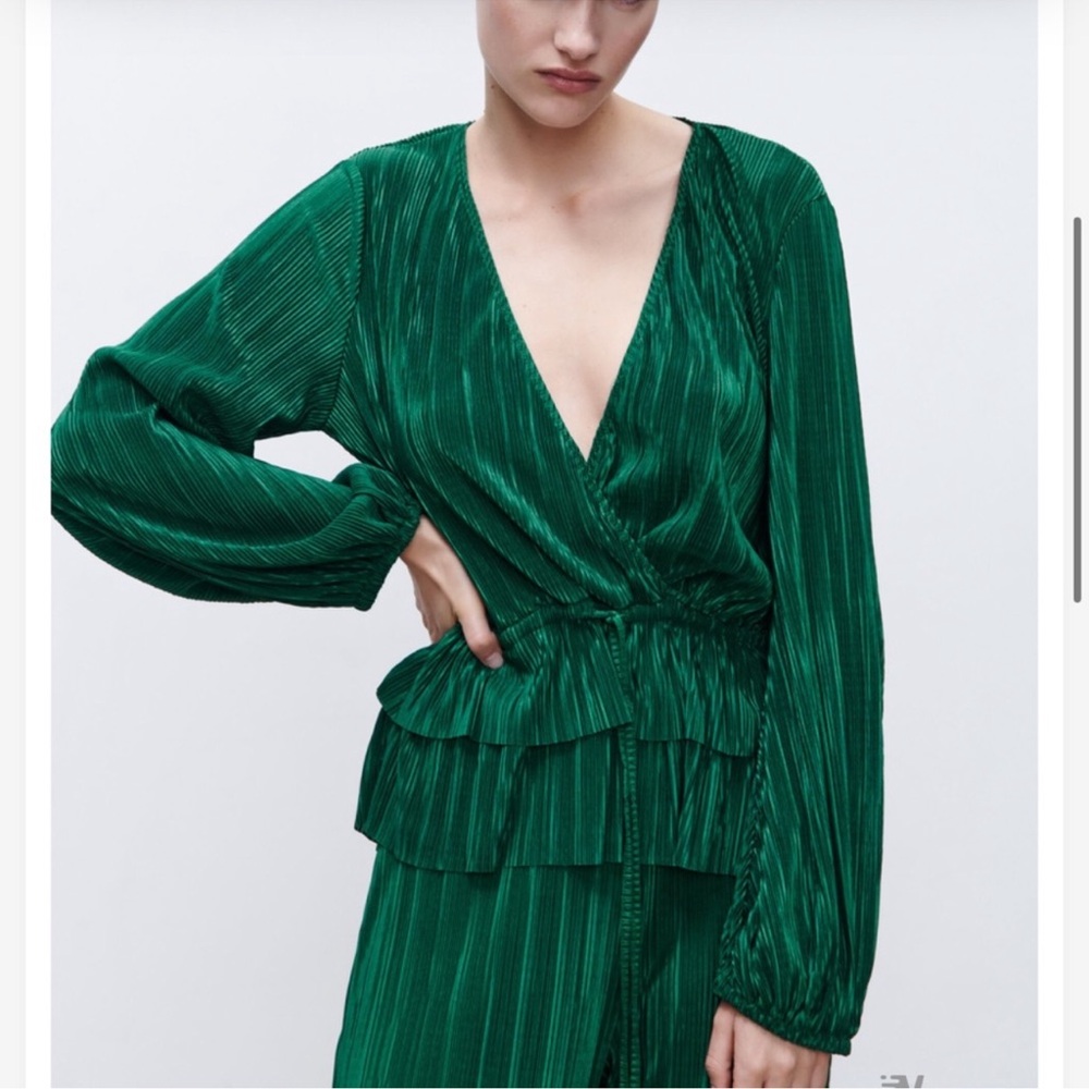 ❤️ Zara Emerald Green Stretch Pleated Long Sleeve Shiny Knit Top